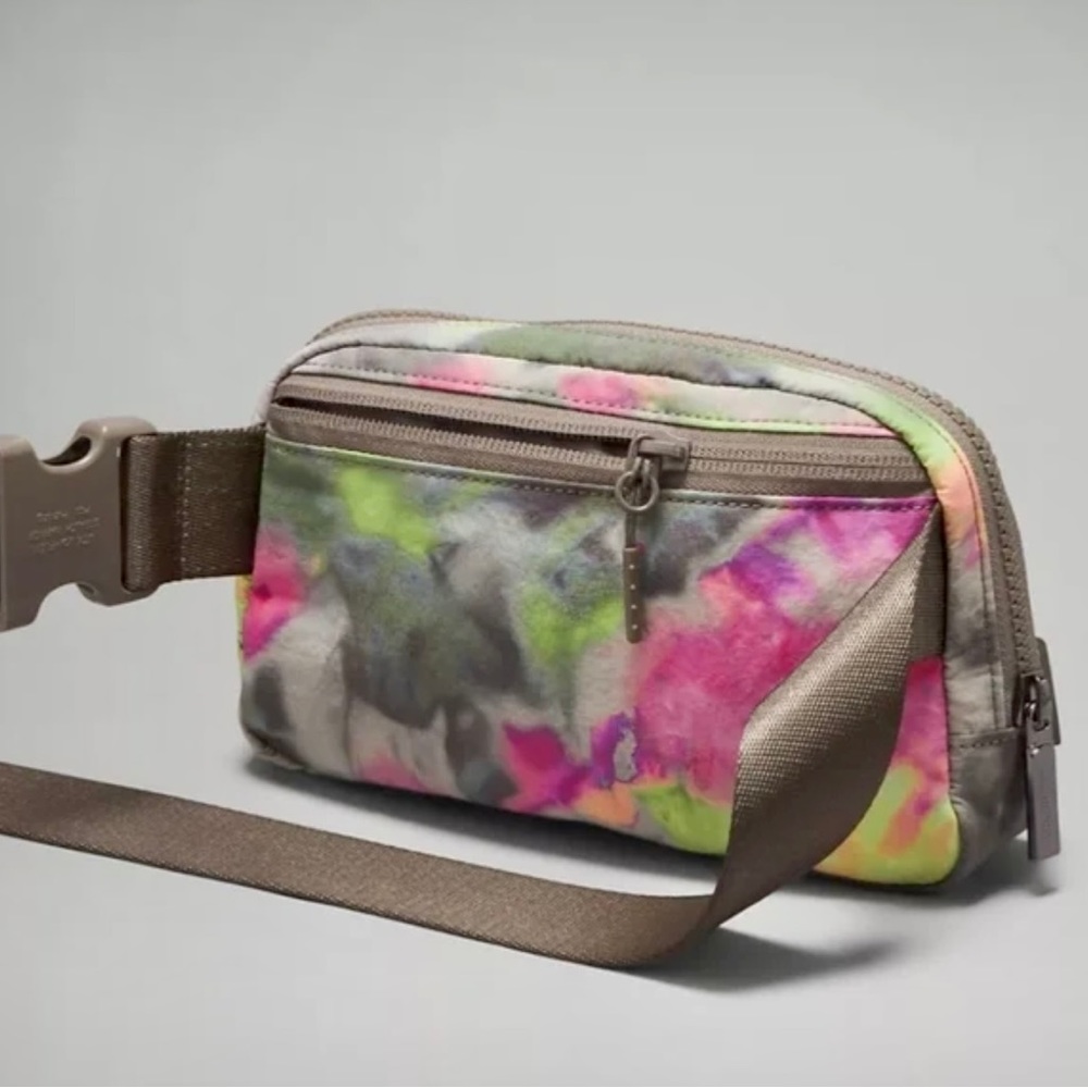RARE Lululemon - Everywhere 1 Liter Belt Bag Hyper Dye Multi/Rover - NWT - Picture 6 of 12